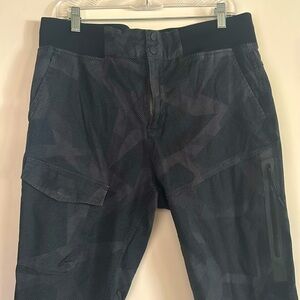 NWOT.  Menswear Nike 98% cotton stretch cargo pants/ jeans.  Comfortable wear.